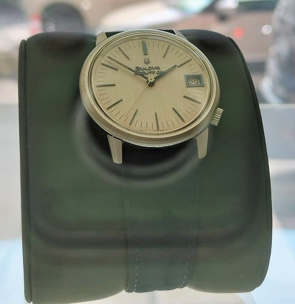 Bulova Accutron 218 (date, baton markers) 