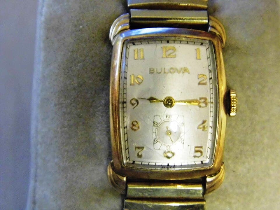Bulova Cushion case, rounded bubble lugs (manual-wind) 