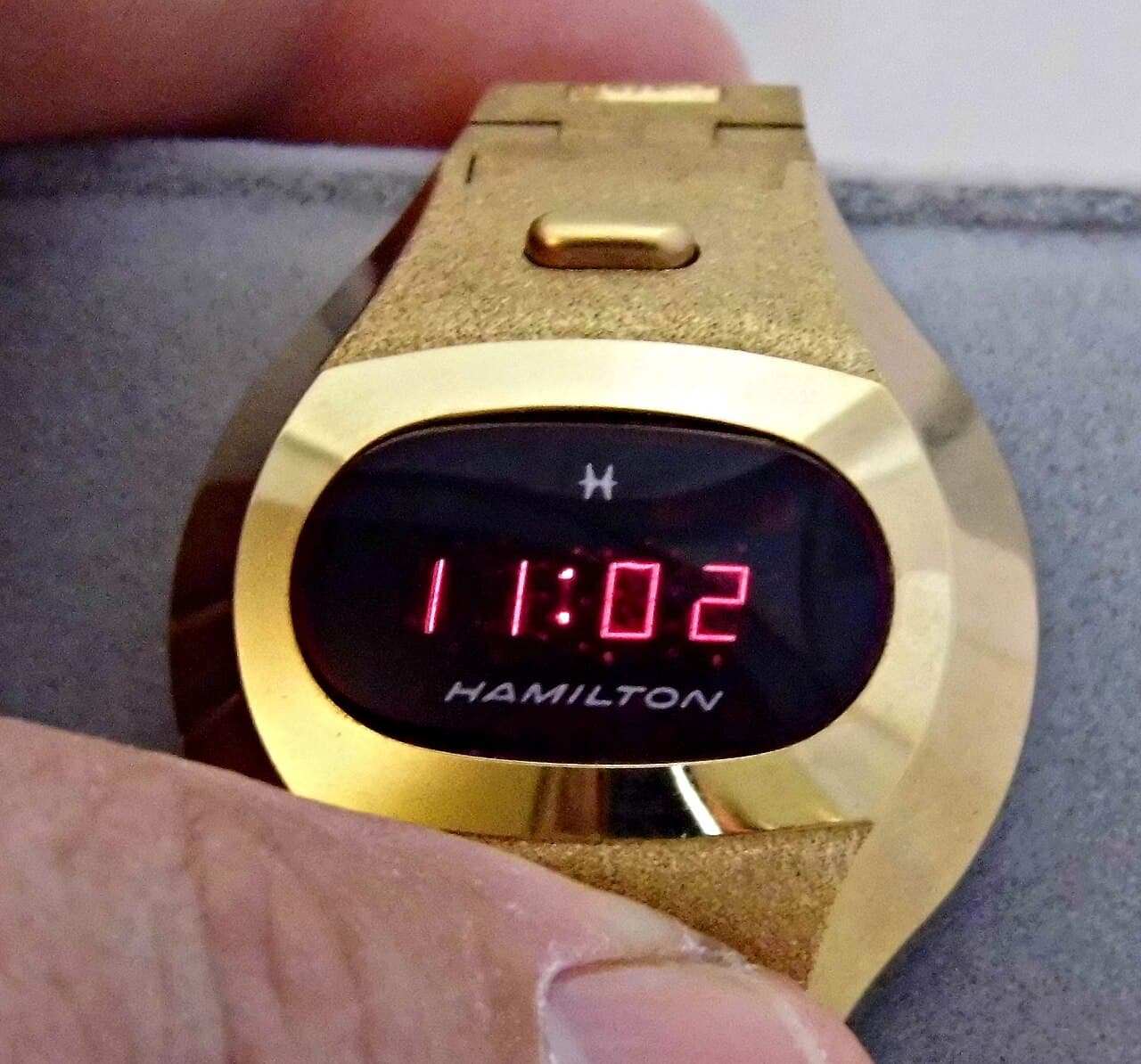 Hamilton LED digital (1976, gold oval) 