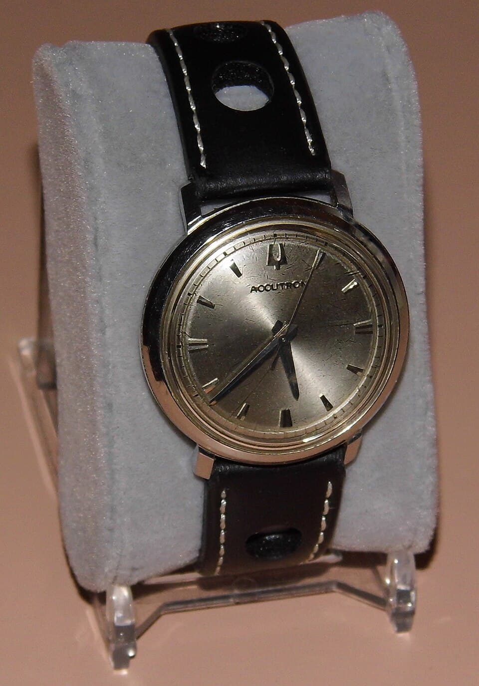 Bulova Accutron 214 round dress (solid dial)